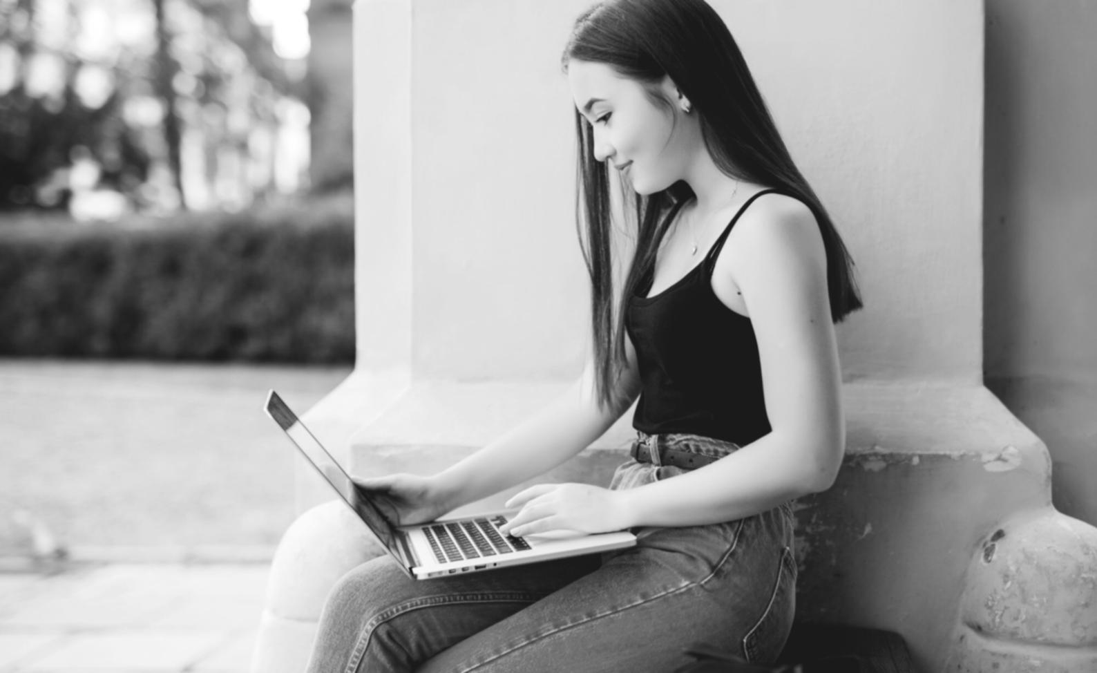 Personne travaillant sur ses finances personnelles avec un ordinateur